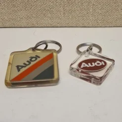 Tradera Mobilia<NYCKELRINGAR 2 st. plast, Audi.