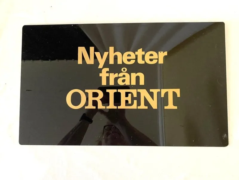 Tradera Nyheter från Orient.Hårdplast. Svart och guld. Skyltställ från -70talet.46x28^ Övrigt Klockrelaterat