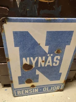 Tradera Nynäs bensin-oljor skylt^ Bensinia