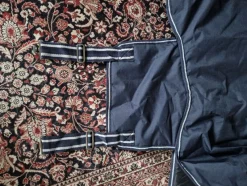 Tradera Häst & Ridsport<Nytt hästtäcke, vindtätt, vattenavvisande, andningsbart 100 cm med mage * föl *