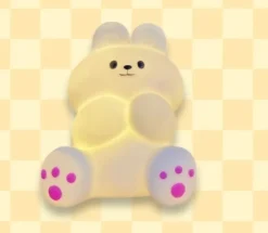 Tradera Oanvänd nattlampa med en kanin i hård plast. Höjd 12,5cm. Batterier ingår ej.> Inredning Barnrum