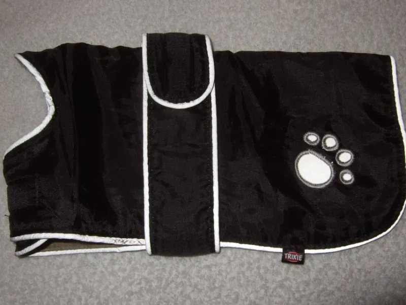 Tradera Husdjurstillbehör<Oanvänt Trixie Hundtäcke/Regntäcke Svart Storlek 25cm