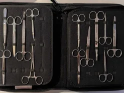 Tradera Medicinska Prylar<Obduktions set i väska. komplett, oanvänt i nyskick.