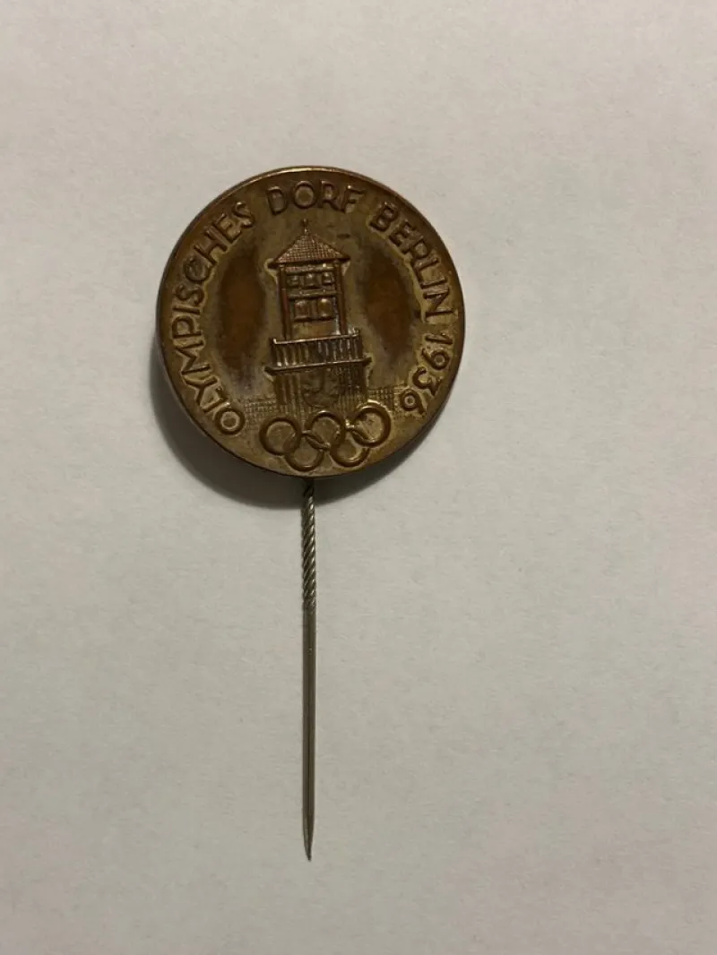 Tradera Olympia<Olympisk pin. OS i Berlin 1936. Nålmärke.