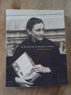 Tradera OM BETYDELSEN AV BÖCKERS UTSEENDE LITTERATUR> Litteraturvetenskap