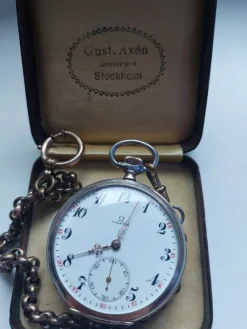 Tradera Omega fickur i silver med ask och kedja subsecond 800^ Fickur