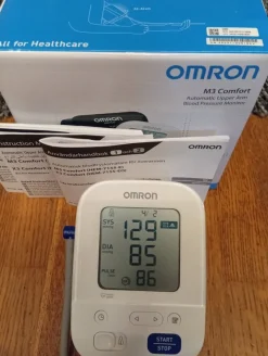 Tradera Omron M3 Comfort Automatisk Blodtrycksmätare^ Hälsoprodukter