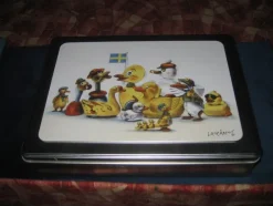 Tradera Plåtemballage<OOPPSS!-RETRO FÖRVARINGSBURK DESINGNAD AV LASSE ÅBERG