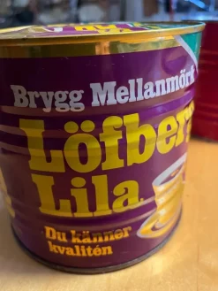 Tradera Plåtemballage<OÖPPNAD KAFFEBURK, 1 kg. Löfbergs lila mellanrost brygg