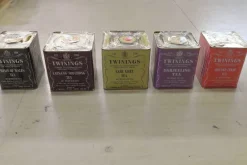 Tradera Varuförpackningar<Oöppnad Teburkar Twinings. Från 1980 och 90-talet.