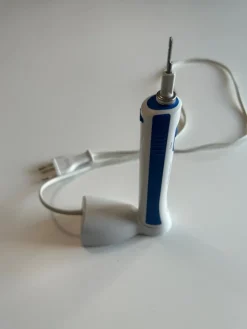 Tradera Tandvård<Oral-B Professional Care eltandborste inkl laddare. Lite använd, fint skick!