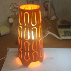 Tradera Orange bordslampa i metall med mönster^ Lampor