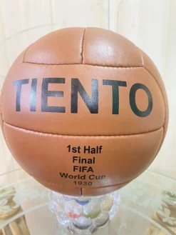 Tradera Samlarbilder<Original Leather Match ball of FIFA World Cup Tiento 1ST Half 1930 size 5.