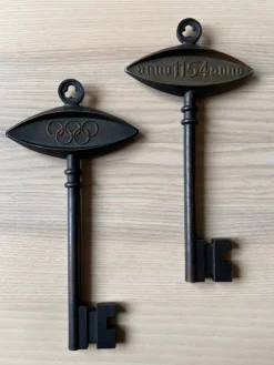 Tradera Olympia<OS Olympiska Spelen Tallin nycklar dekor inredning prydnad design i metall