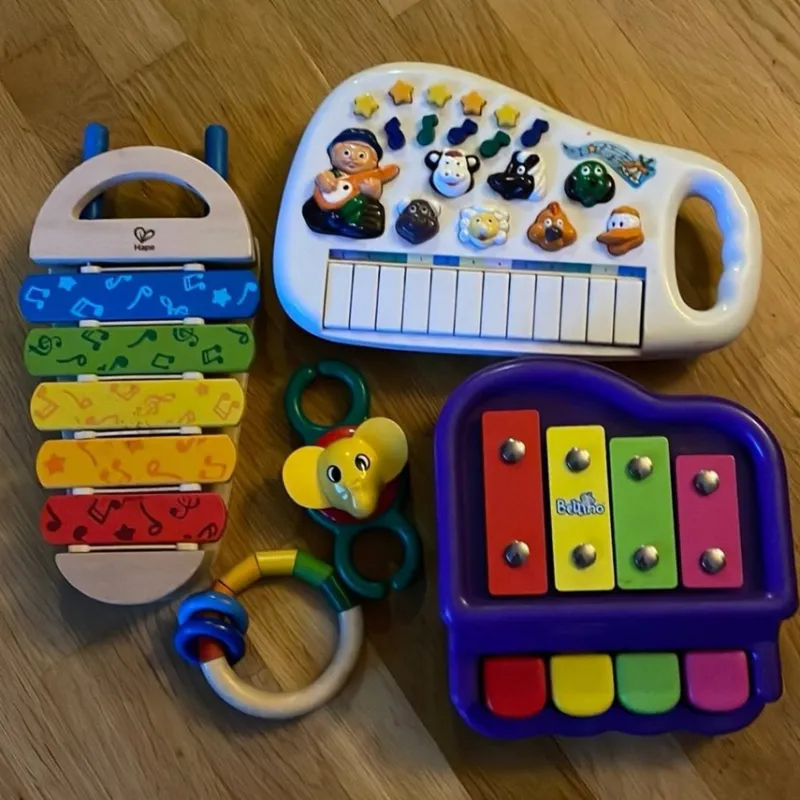 Tradera Paket med musikleksaker för barn synth piano xylofon skallra> Leksaksinstrument