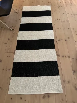 Tradera Pappelina matta, svartvit randig 200x70^ Mattor