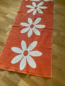 Tradera Pappelina Orange och vit matta med blommor> Mattor