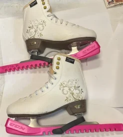 Tradera Konståkning<1par vita fodrade skridskor med fint blommönster strl 37 inkl skridskoskydd HEAD