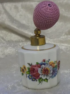 Tradera Parfymflaska i porslin med blommor. Retro.> Kuriosa