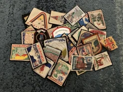 Tradera Övriga Samlarsaker<Parti 40 stycken vintage broderade tygmärken turistkuriosa