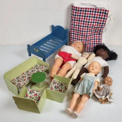 Tradera Parti barnleksaker - Dockor & möbler - Dockleksaker> Dockskåp & Dockor