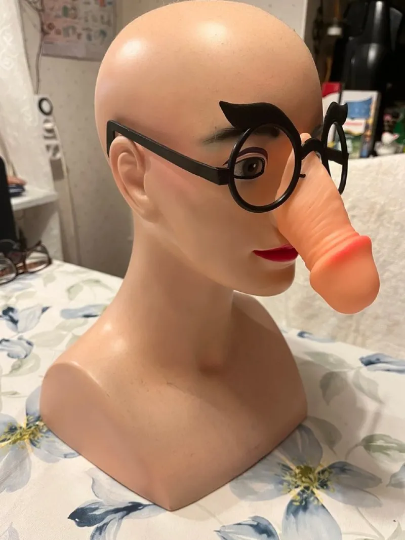 Tradera Varupartier<Penis näsa/glasögon Skämtartikel vuxen. Hel Kartong = 36 st.