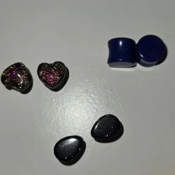 Tradera Piercings<Piercing smycken pluggar och fina glashjärtan.