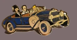 Tradera Pins & Nålar<PIN - TINTIN & CO I BLÅ BIL - HERGÉ PRÄGLING - VINTAGE MED BUTTERFLY CLUTCH