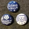 Tradera pins 25 mm, Leksand, Stars 3 st fast pris 60 kr, inkl. porto> Tygmärken & Pins
