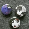 Tradera pins 25 mm, Modesty Blaise. 3 st fast pris 60 kr, inkl. porto> Tygmärken & Pins