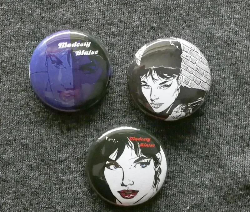 Tradera pins 25 mm, Modesty Blaise. 3 st fast pris 60 kr, inkl. porto> Tygmärken & Pins
