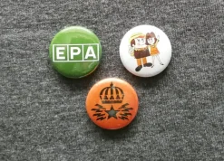 Tradera pins 25 mm, Retro pins, EPA, ICA, Televerket. 3 st fast pris 60 kr, inkl. porto> Tygmärken & Pins