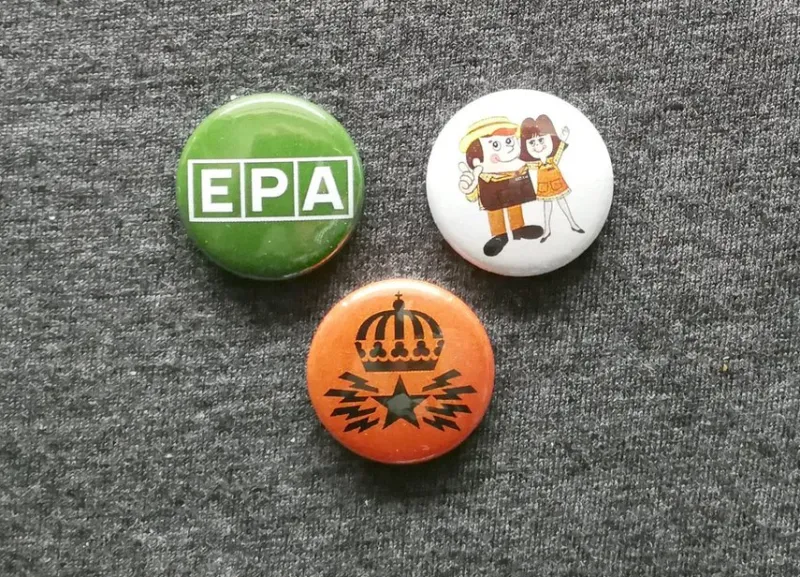 Tradera pins 25 mm, Retro pins, EPA, ICA, Televerket. 3 st fast pris 60 kr, inkl. porto> Tygmärken & Pins