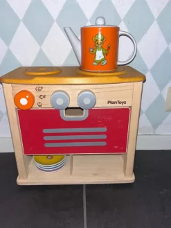 Tradera PLANTOYS Lekkök spis i ekologiskt gummiträ + BAMSE servis kanna + fat> Utklädnad & Rollek