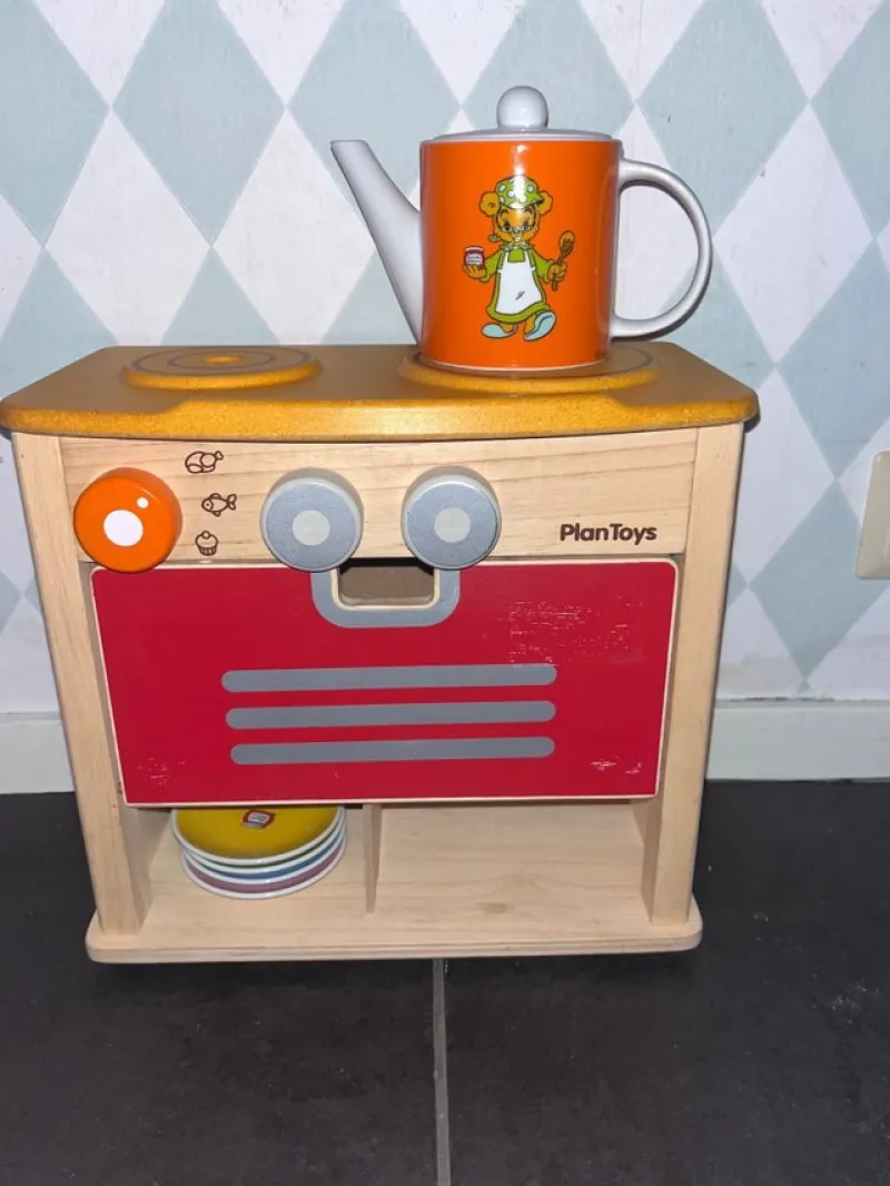 Tradera PLANTOYS Lekkök spis i ekologiskt gummiträ + BAMSE servis kanna + fat> Utklädnad & Rollek