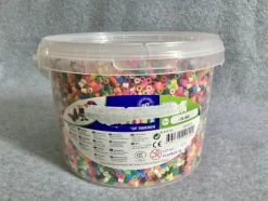 Tradera Playbox of Sweden rörpärlor i hink, grundfärger, ca. 20.000 pärlor^ Smyckestillverkning