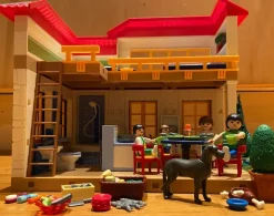 Tradera Playmobil Fint hus med pergola och massor av tillbehör> Figurer & Leksaksvärldar