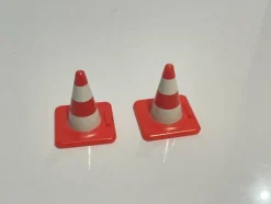 Tradera Playmobil varningskoner 2 st - vintage miniature cones koner olycka arbetsplats> Figurer & Leksaksvärldar
