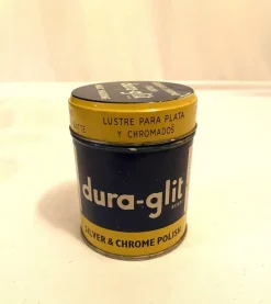 Tradera Varuförpackningar<Plåtburk .Duraglit Storlek: Höjd: 8,5 cm .Diameter: 6,5 cm Mycket gott skick.