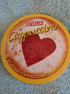 Tradera Plåtemballage<plåtburk GEVALIA Cappuccino D9,5 cm/H3,2 cm !