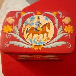 Tradera Plåtemballage<PLÅTBURK KAKBURK RÖD RETRO