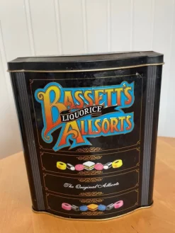 Tradera Plåtemballage<Plåtburk reklam Bassets allsorts lakrits burk godis karameller