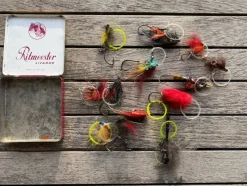 Tradera Fiske<plåtlåda med special tackel för laxfiske i strömmande vatten