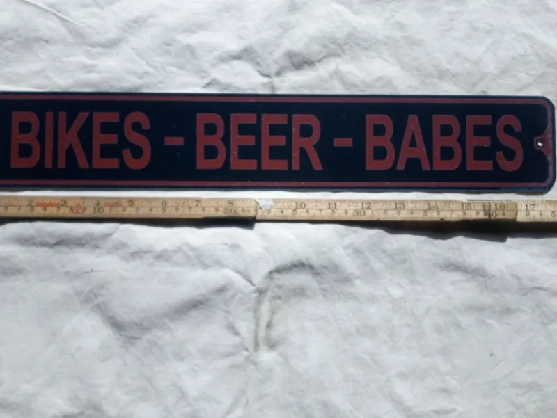 Tradera Skyltar<plåtskylt bikes-beer-babes