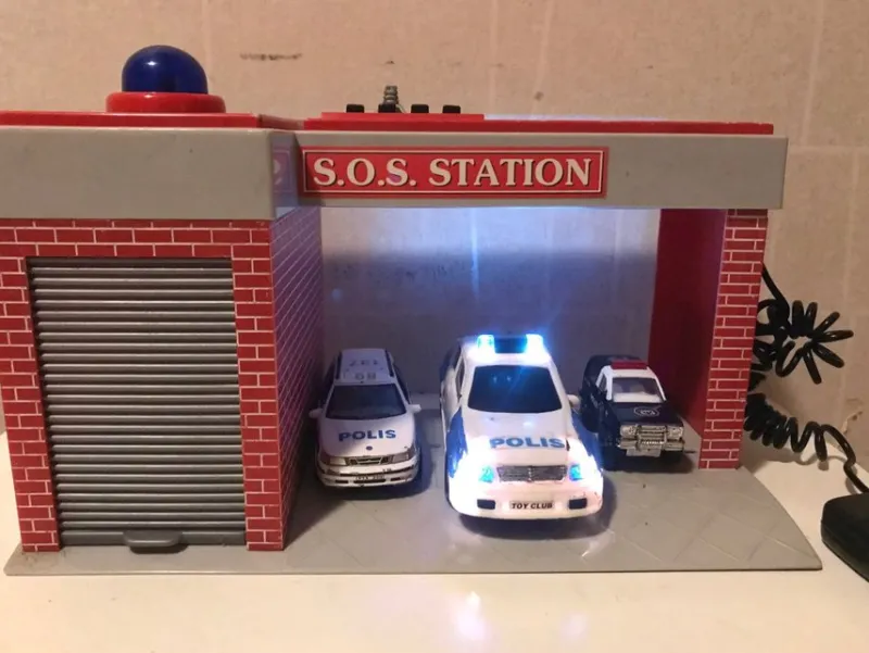 Tradera Polisstation med bilar> Leksaksfordon