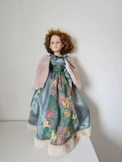 Tradera Porslinsdocka i vacker klänning^ Dockor