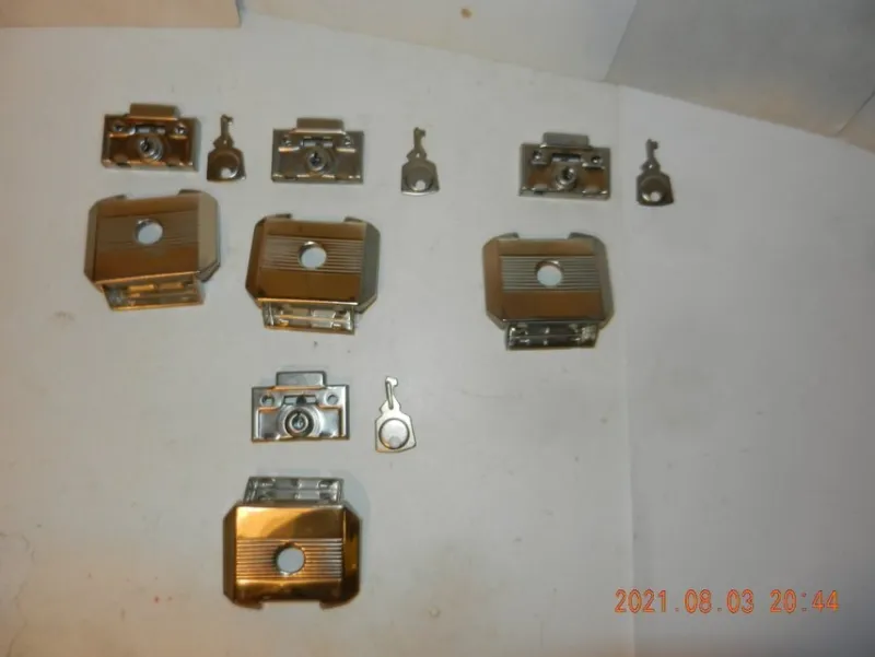 Tradera Portföljlås 4 stycken med nyckel storlek c:a.54 x 43 mm..Art.10fd20.^ Hobbymaterial