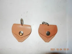 Tradera Husdjurstillbehör<Portmonnä hjärtan med trycknapp. för halsband natur. 2 st. Art.24f17