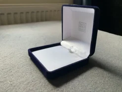 Tradera Smyckestillbehör<Presentask med kudde inuti Guldfynd