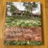Tradera Prästgårdens trädgård: Ett bortglömt kulturarv av Gunnar Petersson (2010)> Botanik